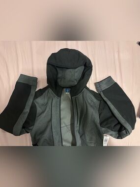 Old Navy Kids Hooded Softshell Jacket in Charcoal and Black